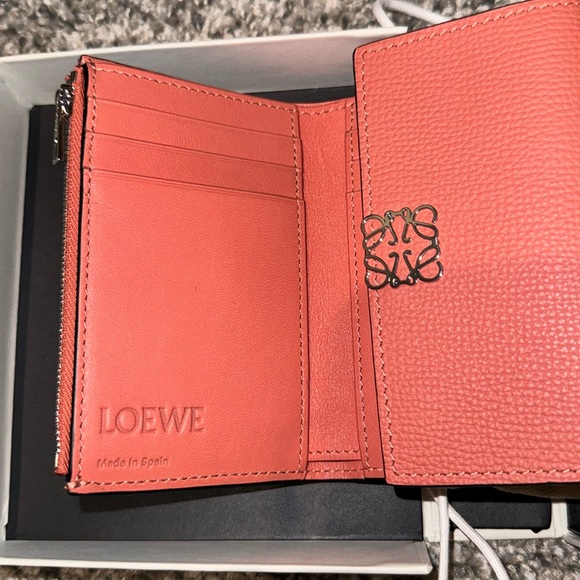 NIB Loewe Anagram Small Vertical Wallet in Pink Tulip - Picture 4 of 9